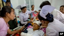 ဓားခုတ်အတိုက်ခိုက်ခံလိုက်ရတဲ့ NLD လွှတ်တော် ကိုယ်စားလှယ် ဦးနိုင်ငံလင်း ဆေးရုံတက် ကုသခံယူနေစဉ်။