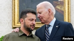 Во своето секојдневно обраќање до Украинците, Зеленски рече дека долгорочниот договор ќе создаде работни места и нова индустриска база во Украина, чија економија е уништена од руската инвазија и војна