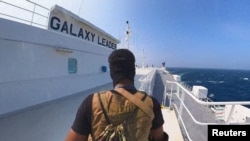 Huti borac stoji na teretnom brodu Galaxy Leader u Crvenom moru na ovoj fotografiji objavljenoj 20. novembra 2023