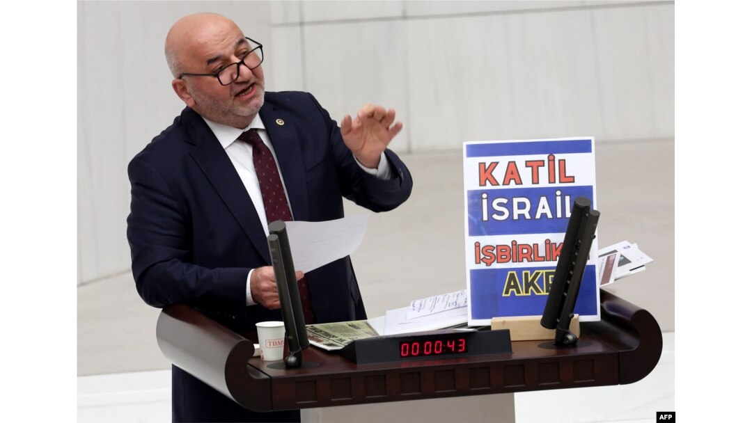Saadet Partisi Milletvekili Hasan Bitmez, meclis kürsüsünde konuşmasını tamamladıktan sonra kalp krizi geçirdi ve tedavi gördüğü hastanede hayatını kaybetti.