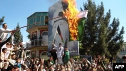 مظاهره کنندگان افغان پرچم ملی پاکستان را به آتش کشیدند