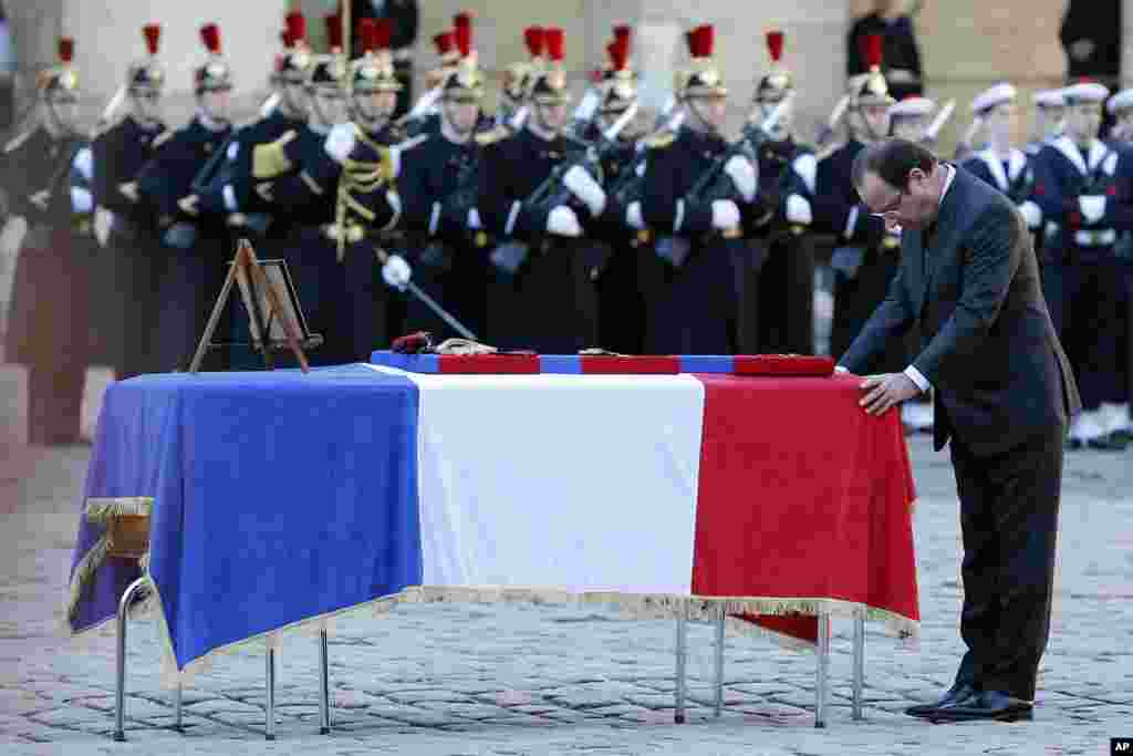 Presiden Perancis Francois Hollande memberikan penghormatan kepada jenazah salah satu tentara Perancis yang tewas di Republik Afrika Tengah dalam upacara di Paris.