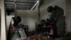 Un policía y un soldado buscan drogas y armas durante una operación conjunta en un barrio de Durán, Ecuador, el 1 de febrero de 2024.