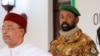 Le colonel Assimi Goita, chef de la junte militaire malienne, se tient derrière le président nigérien Mahamadou Issoufou lors d'une séance photo après la réunion consultative de la Communauté économique des États de l'Afrique de l'Ouest à Accra, Ghana, le 15 septembre 2020.