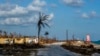 Un helicóptero sobrevuela el poblado de High Rock tras entregar suministros luego de la devastación dejada por el huracán Dorian, en la isla Gran Bahama, Bahamas, 10 de septiembre de 2019. Las mismas zonas recibieron lluvias de la tormenta tropical Humberto el sábado.