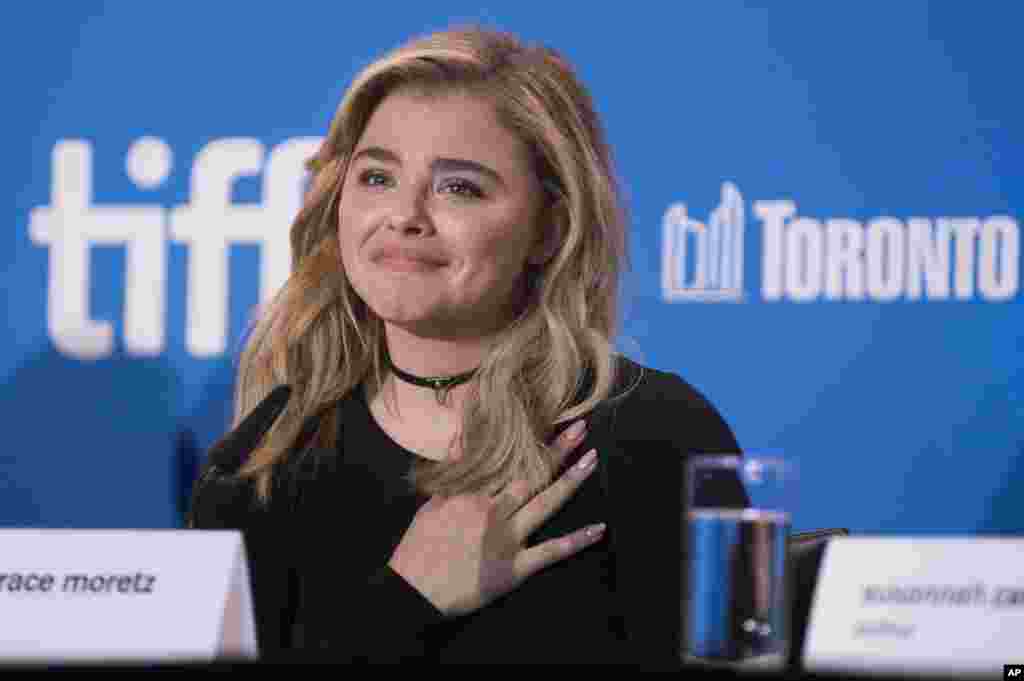 美国演员克萝伊·格雷丝·摩蕾兹(Chloë Grace Moretz)参加影片 "Brain on Fire" 的新闻发布会(2016年9月16日)。她不久前为她主演的影片《红鞋和7个小矮人》的一个广告道歉,那个广告说,如果白雪公主变得不美了怎么办?广告上有个矮胖的女子。这个广告招致批评,有人说这是身材歧视。