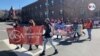 Inmigrantes protestan frente a la sede Nacional del Partido Demócrata