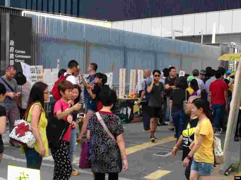 港人重返政總紀念雨傘運動一周年(美國之音海彥拍攝)