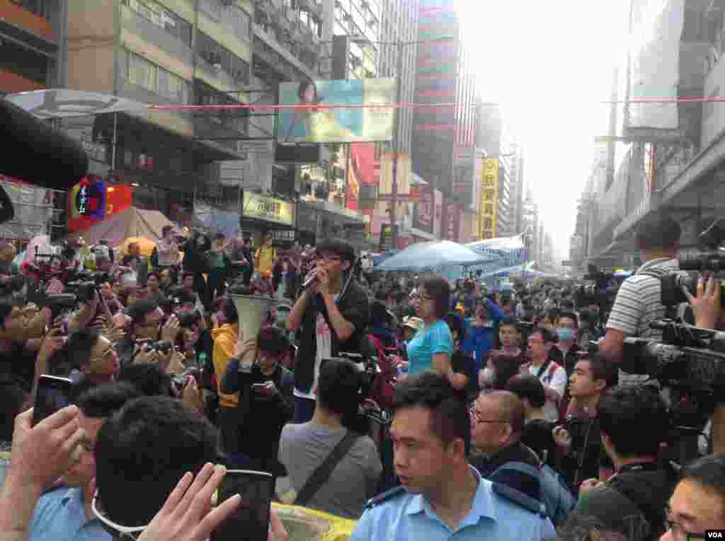 香港警方星期三上午展開強行清場行動(美國之音海彥拍攝)。