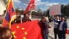 在波罗的海国家立陶宛首都维尔纽斯，支持与反对香港民主示威的两派人展开辩论。（2019年8月23日）