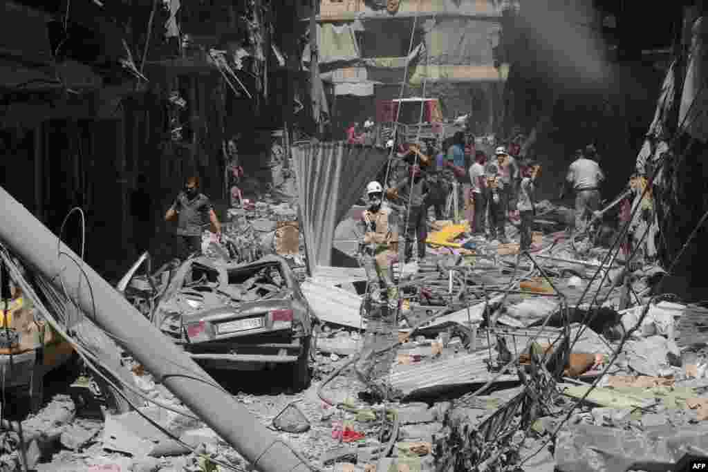 Gedung-gedung di kota Aleppo hancur setelah serangan bom pasukan Suriah.