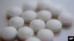 Pil asprin tampak dalam foto di New York, 23 Agustus 2018 (foto: AP Photo/Patric Sison)