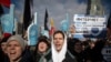 Des protestataires à Moscou, le 10 mars 2019, contre un projet de loi dont ils craignent qu'il ne conduise à une censure généralisée d'Internet. Le Parlement a demandé que tout le trafic Internet soit acheminé via des serveurs en Russie. (Photo AP / Alexander Zemlianichenko)