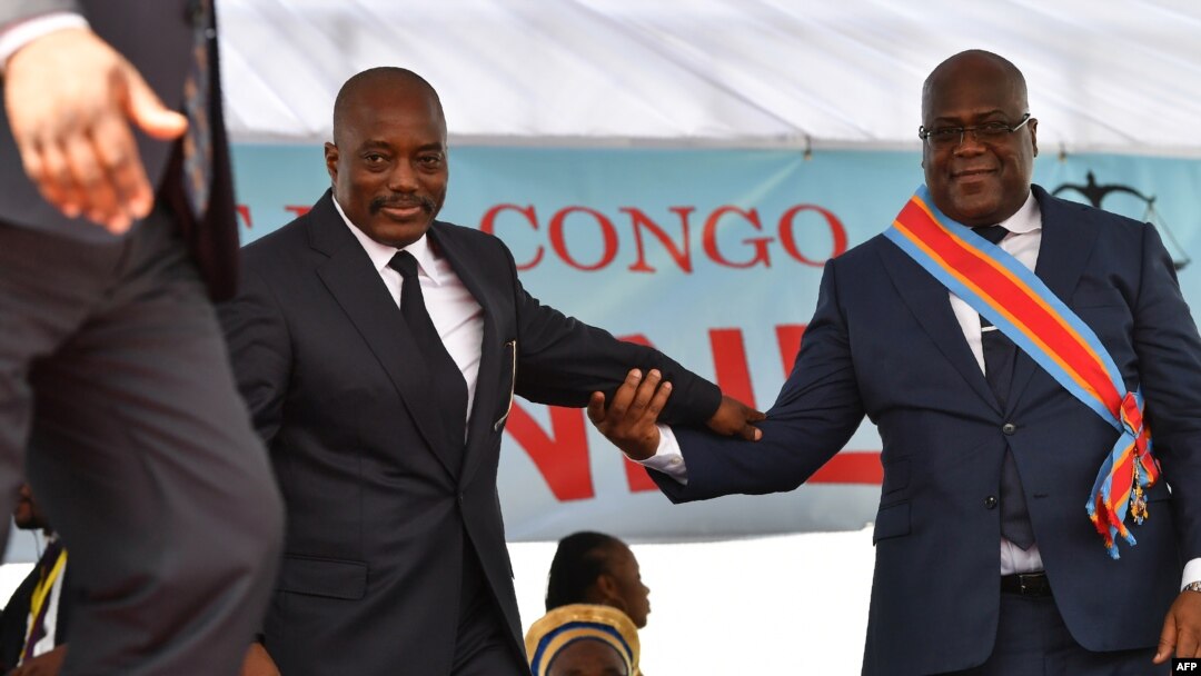 Président Joseph Kabila, na loboko ya mwasi, apesi mbote na mokitani na ye Félix Tshisekedi, na Palais de la nation, Kinshasa, 25 janvier 2018.