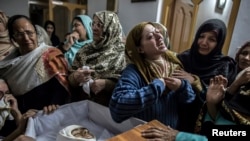 مادر محمد علی خان، دانش آموز پانزده ساله که در حمله طالبان به یک مدرسه در پیشاور کشته شد در حال گریه 