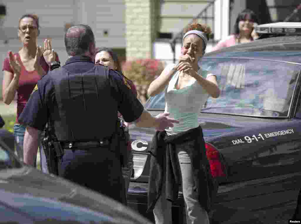 Para tetangga bereaksi saat Amanda Berry tiba di rumah kakaknya di kota Cleveland, Ohio, AS. Amanda Berry, bersama 2 perempuan lainnya diculik selama lebih dari 10 tahun.