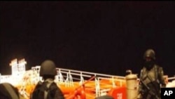 Sob prisao. Um pirata somali preso no alto mar