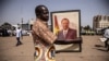 Un partisan du CDP tient un portrait de l'ancien président du Burkina Faso, Blaise Compaoré, lors d'un rassemblement de campagne le 19 novembre 2020.