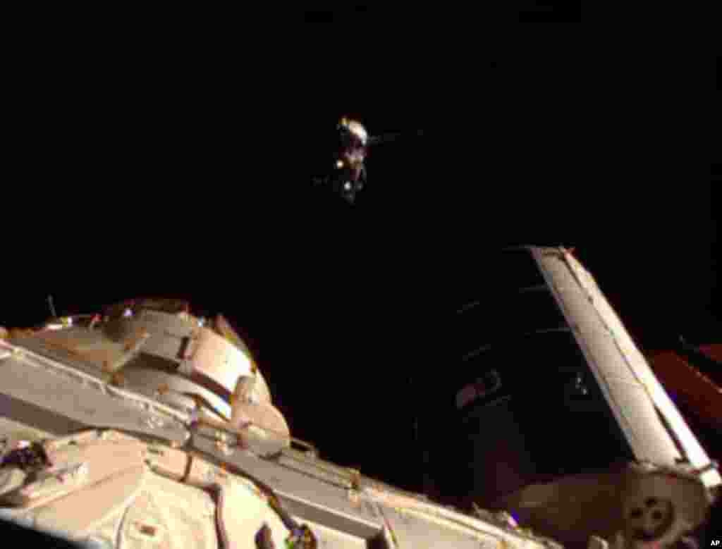 Pesawat Soyuz yang membawa 36 awak ekspedisi baru mendekati Stasiun Antariksa Internasional (29/5). (NASA)