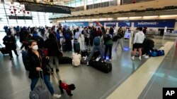 Praznični putnici u odjelu za odlaske na čikaškom međunarodnom aerodromu, 23. decembra 2021.