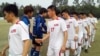 27일 중국 광저우에서 남북 친선 경기가 열린 가운데, 성인팀 인천유나이티드와 4·25축구단 선수들이 경기장에서 인사를 나누고 있다.