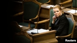 La Ministra de Inmigración e Integración de Dinamarca, Inger Stojberg, escucha el debate sobre la Ley de Joyería en el parlamento. La ley también demora la reunificación familiar de los migrantes.