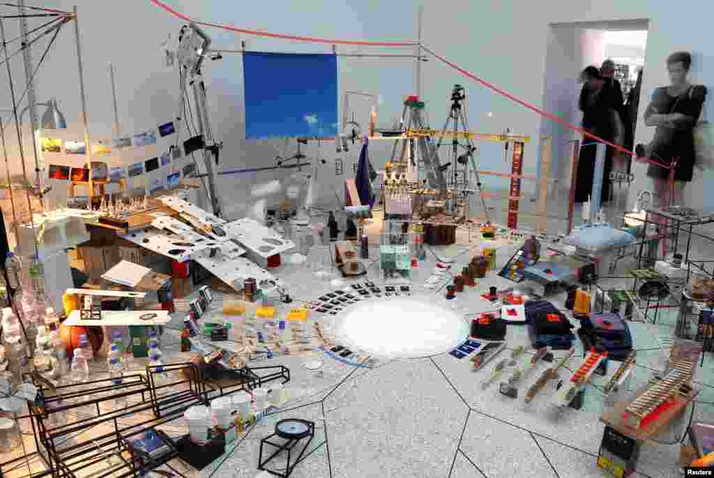 Instalasi seni berjudul "Triple point" karya seniman AS Sarah Sze. (Reuters/Stefano Rellandini)