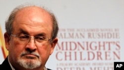 İran İslam Respublikasının banisi Ayətulla Xomeyni Britaniya yazarı Salman Rüşdiyə müəllifi olduğu "Şeytan Ayələri" kitabına görə ölüm fitvası verən ilk müasir dini və siyasi lider olub.