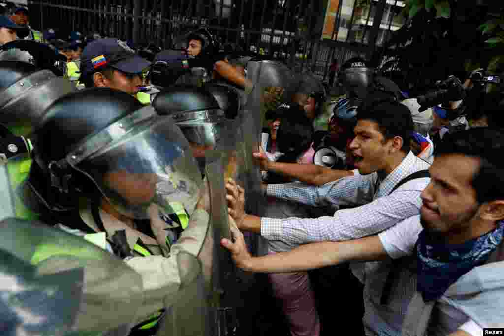 Pendukung oposisi bentrok dengan pasukan anti huru-hara dalam protes menentang Presiden Nicolas Maduro di Caracas, Venezuela.