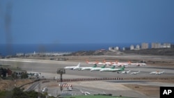 Aviones estacionados en el Aeropuerto de Internacional de Maiquetía, en La Guaira, Venezuela. [Foto de AP, del 21 de marzo de 2020].