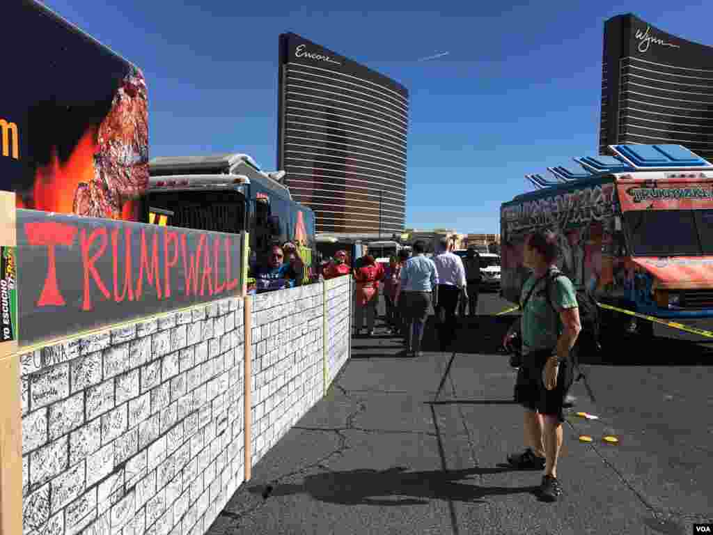 &quot;Trump Wall&quot; atau &quot;Dinding Trump&quot; dibangun oleh para demonstran di kawasan &quot;The Strip&quot; di Las Vegas, Nevada, beberapa kilometer dari lokasi debat capres AS yang ketiga, 19 Oktober 2016. (J. Oni/VOA)