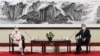 美国副国务卿谢尔曼在天津与中国外长王毅会面。（2021年7月26日）