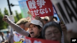 数以百计的群众在日本首相府外面示威，反对解禁集体自卫权新安保法的相关法案，他们举着的标语牌上写着“不要战争”（2015年5月14日）