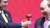 资料照片：在第35届东盟峰会及相关领导人会议的闭幕式上，越南总理阮春福从泰国首相巴育手中接过主席桘。