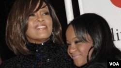 Bobbi Kristina Brown, junto a su madre Whitney Houston, en 2011.