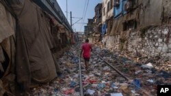 Përgjatë shinave të trenit në Mumbai, të Indisë