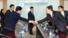 개성공단 남북 공동위원회 남측 위원장인 김기웅 한국 통일부 남북협력지구발전기획단장(오른쪽)과 북측 위원장인 박철수 중앙특구개발지도총국 부국장(왼쪽)이 19일 개성공단 종합지원센터에서 열린 공동위 4차 회의에 앞서 악수하고 있다.