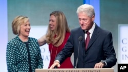 Los Clinton están siendo cuestionados por las finanzas de su fundación.