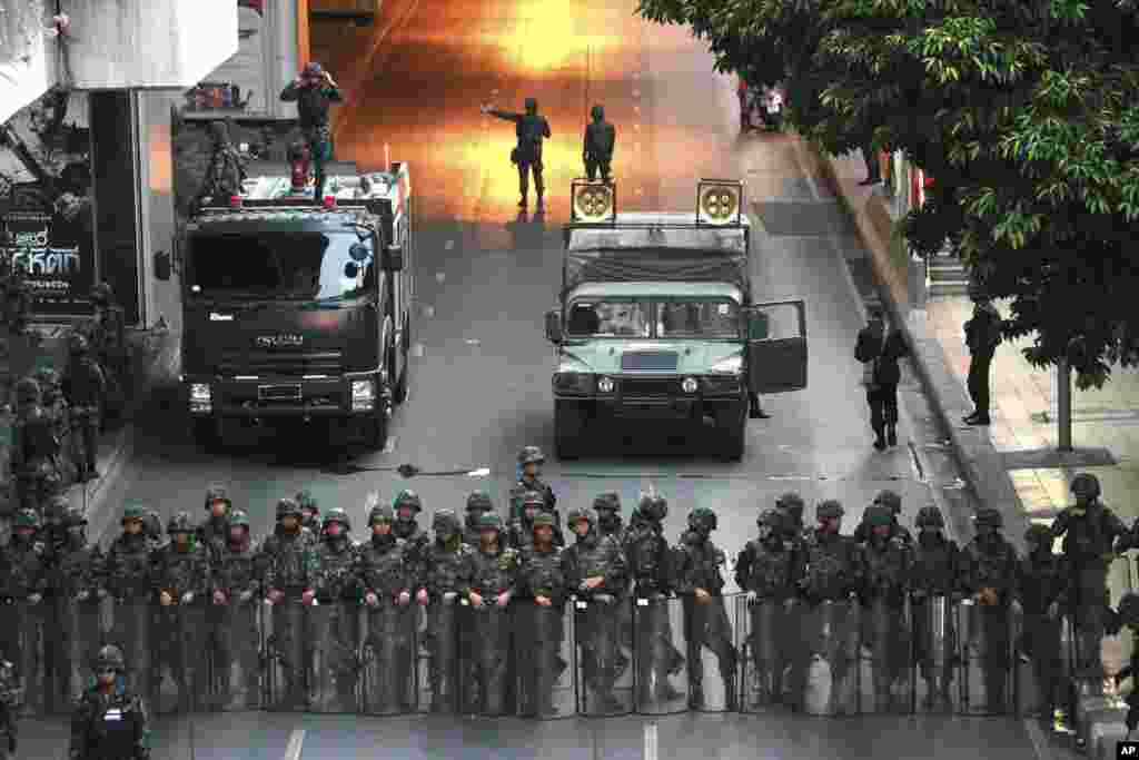 Tentara Thailand mengamankan jalan dekat Monumen Kemenangan di Bangkok (26/5). (AP/Wason Wanichakorn)