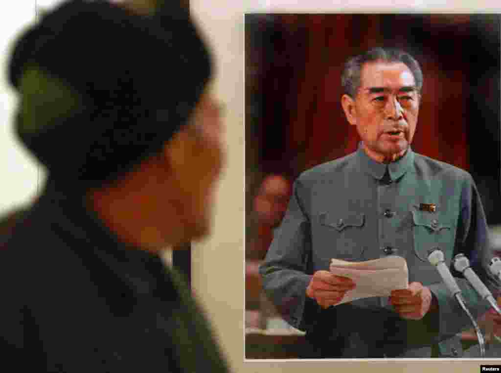 1975年1月周恩来在第四届全国人大第一次会议上抱病作《政府工作报告》的图片。2006年1月,在江苏淮安举办的周恩来逝世30周年图片展里,有人观看这张周总理照片。