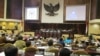 Ketua Badan Kehormatan Dewan Perwakilan Daerah RI AM Fatwa membacakan keputusan pemberhentian Irman Gusman sebagai Ketua DPD di Gedung Paripurna DPD, Jakarta, Selasa, 20 September 2016. (Foto: VOA/Andylala)