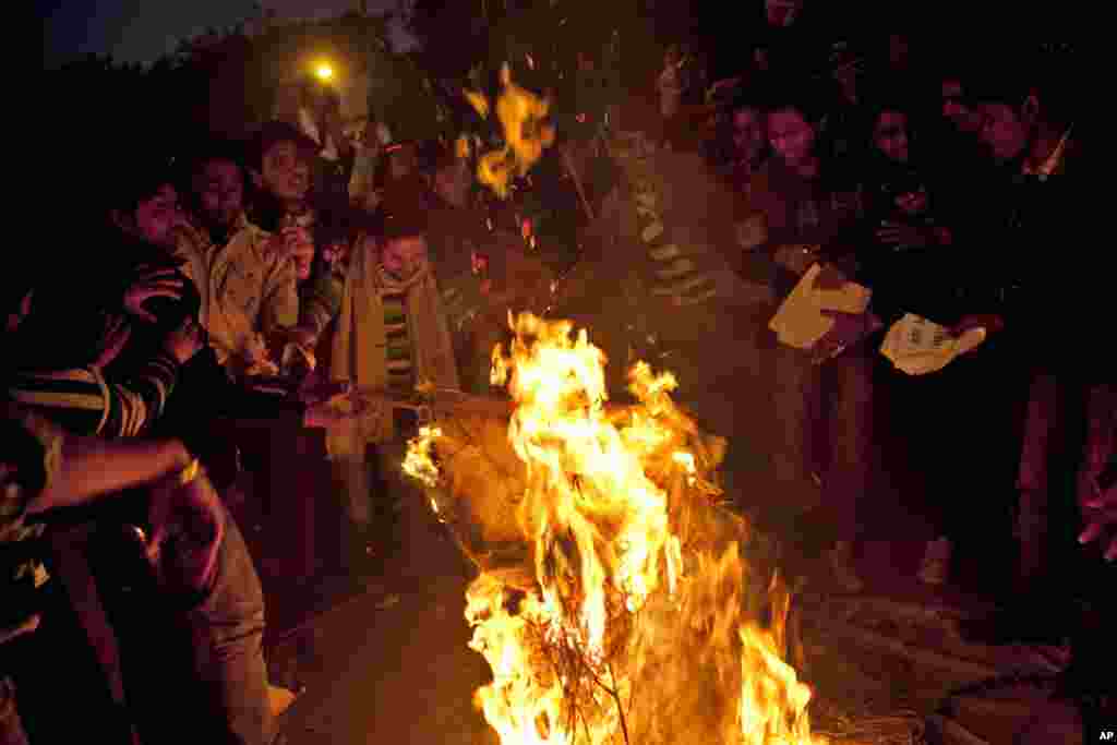 Indians burn effigies of the rapists during a candle-lit vigil to mourn the death of a gang rape victim in New Delhi, India, December 30, 2012.