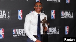 Russell Westbrook, joueur d'Oklahoma City Thunder, pose avec son prix du meilleur joueur (MVP) lors des NBA Awards à New York, le 26 juin 2017. Brad Penner - USA TODAY Sports 
