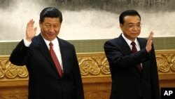 习近平(左)和李克强(右)11月15日在中共政治局七常委与媒体会面时亮相
