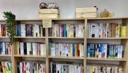 香港学生组织贤学思政在旺角设立的社区空间，被警方破门搜证前，设有二手书寄卖及漂书的空间 (美国之音汤惠芸)