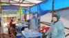 Petugas medis di dalam klinik yang merawat pasien Ebola di Distrik Kenema di pinggiran Kenema, Sierra Leone. (Foto: AP)
