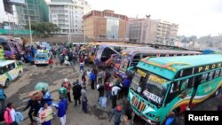 ኣብ ህዝባዊ መጉዓዝያ ዘገልግላ ኣውቶቡሳት ከተማ ናይሮቢ 