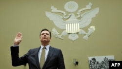 7일 미국 의회 청문회에 출석한 제임스 코미 연방수사국(FBI) 국장이 증언에 앞서 선서하고 있다. 