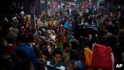 Ribuan warga India menunggu kereta api yang akan membawa mereka pulang dari festival Maha Kumbh Mela di Allahabad, India (10/2). (AP/Saurabh Das)