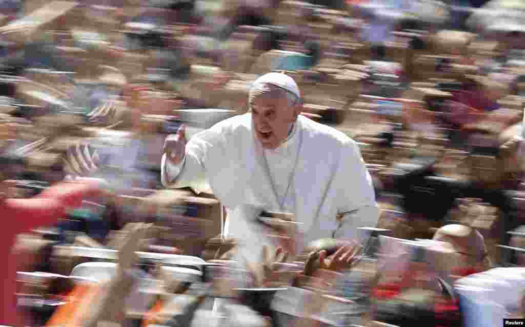 Pope Francis gives the thumb up as he leads the Easter mass in Saint Peter's Square at the Vatican, April 20, 2014. 